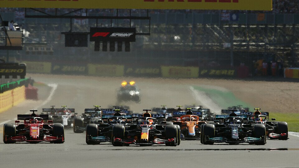 Max Verstappen überholte Lewis Hamilton auf den ersten Metern des Sprint-Qualifyings., Foto: LAT Images