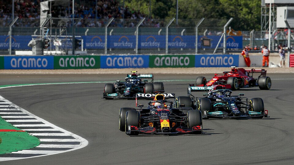 Nach dem schweren Unfall auf der in Silverstone schimpft Red Bull über die Fahrweise von Lewis Hamilton, Foto: LAT Images
