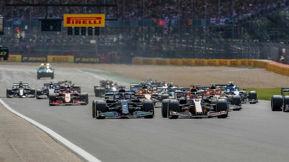 Lewis Hamilton und Max Verstappen crashten zu Beginn des Großbritannien GP, Foto: LAT Images