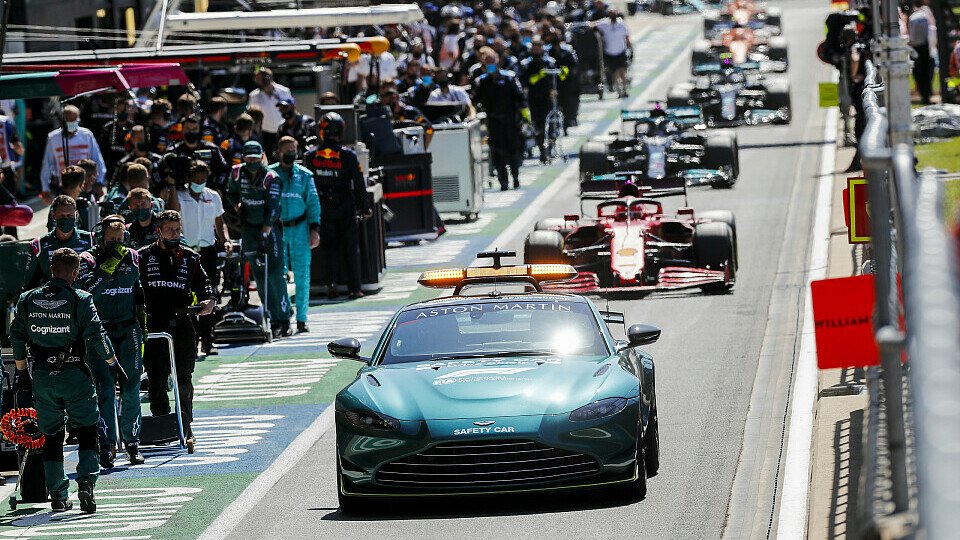 Glück für Mercedes: Ohne den Rennabbruch nach dem Verstappen-Crash wäre der GP für Hamilton vorbei gewesen., Foto: LAT Images