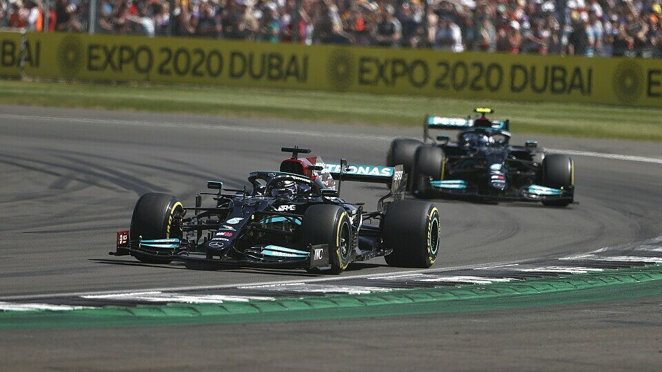 Lewis Hamilton und Valtteri Bottas mussten in Silverstone ihre Positionen tauschen., Foto: LAT Images
