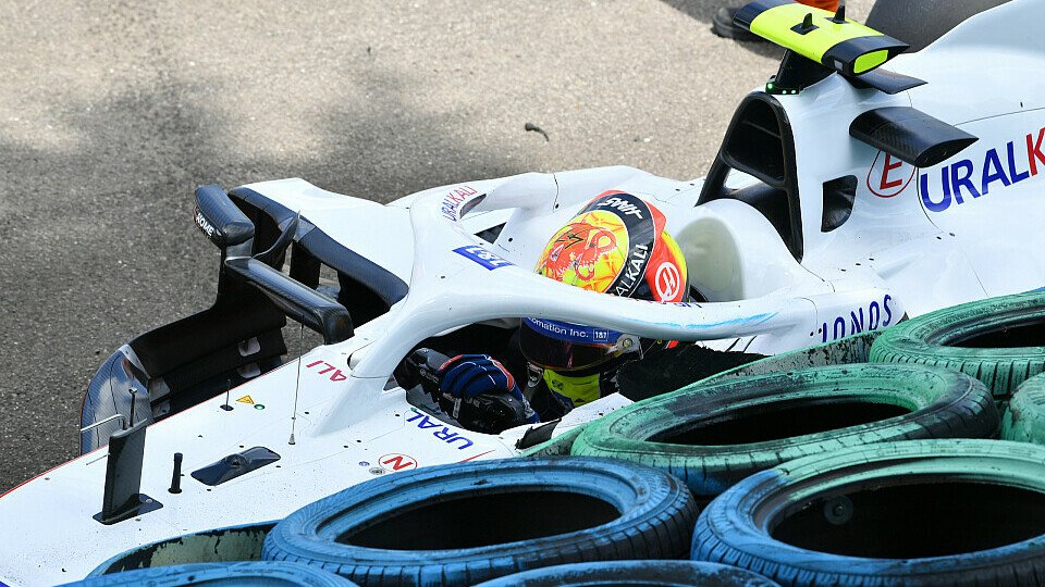 Schumacher kollidierte im dritten Freien Training mit der Streckenbegrenzung, Foto: LAT Images