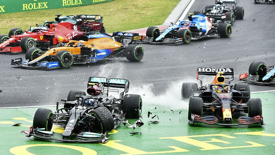 Valtteri Bottas crashte seitlich in Sergio Perez, Foto: LAT Images