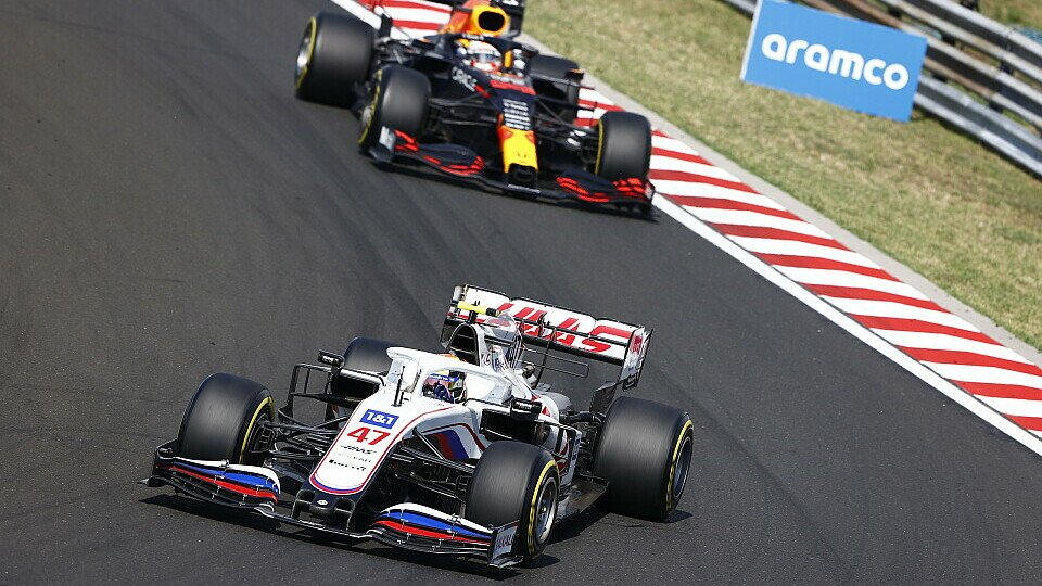 Mick Schumacher setzte sich beim Formel-1-Rennen in Ungarn gegen Max Verstappen im Red Bull zur Wehr, Foto: LAT Images