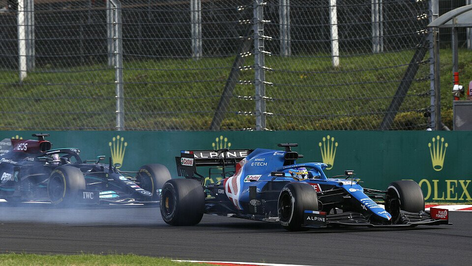 Alonso verbremst sich: Erst nach zehn Runden Zweikampf verliert Fernando P4 an Hamilton.
