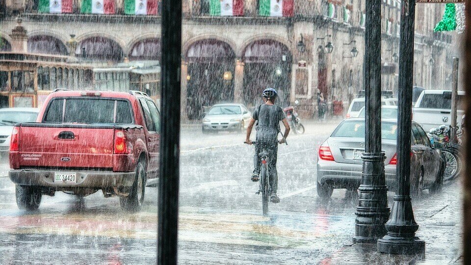 Starke Regenfälle können zur Gefahr für Autos werden, Foto: Genaro Servin von Pexels