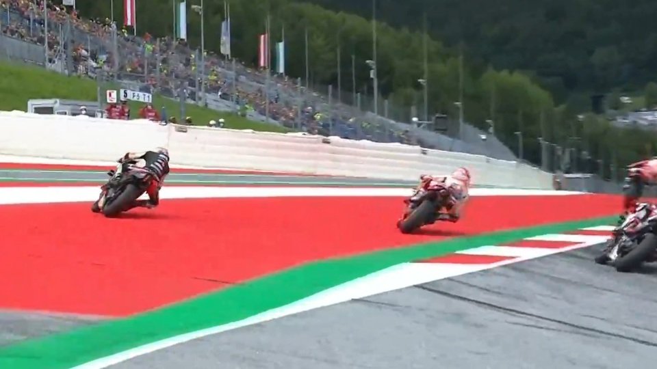 Marc Marquez schickte Aleix Espargaro zwei Mal in die Auslaufzone, Foto: Screenshot/MotoGP