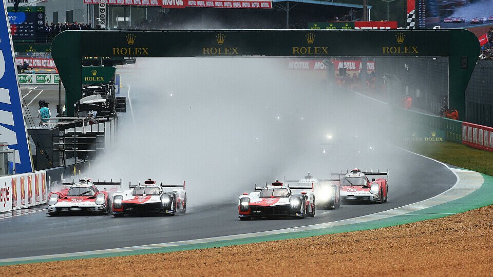 Start in Le Mans: Nur Sekunden später krachte es zwischen Glickenhaus und Toyota., Foto: LAT Images