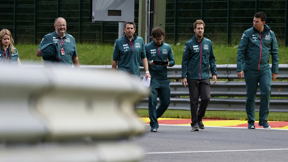 Sebastian Vettel heute beim Track Walk vor der Pressekonferenz in Spa