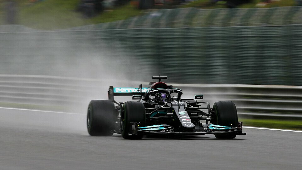 Der Heckflügel auf Lewis Hamiltons Mercedes ist trotz Regen klein, Foto: LAT Images