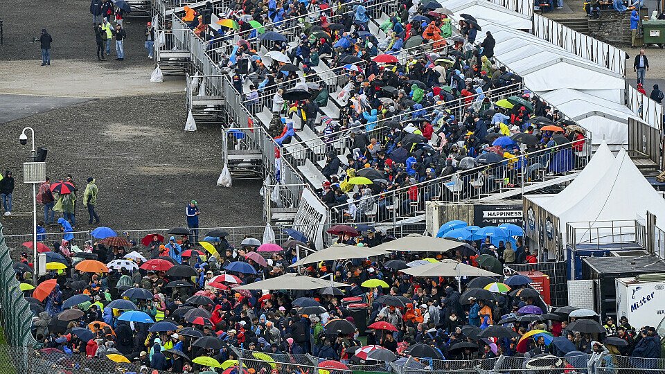 Die Formel-1-Fans sollen für den unrühmlichen Sonntag in Spa-Francorchamps entschädigt werden, Foto: LAT Images