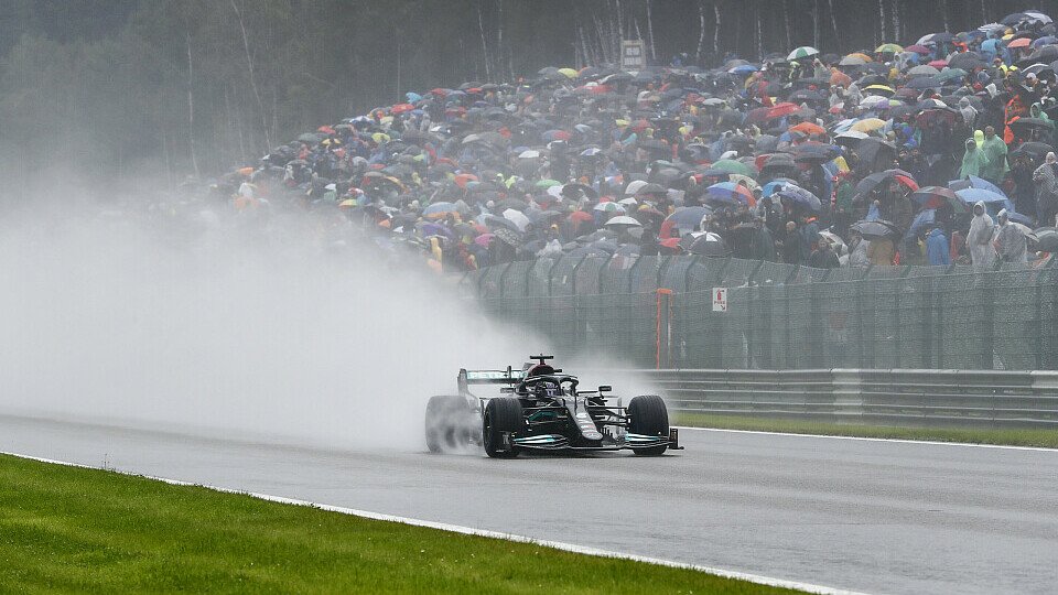 Lewis Hamilton ist nach dem Zwei-Runden-Rennen der Formel 1 in Spa-Francorchamps sauer, Foto: LAT Images