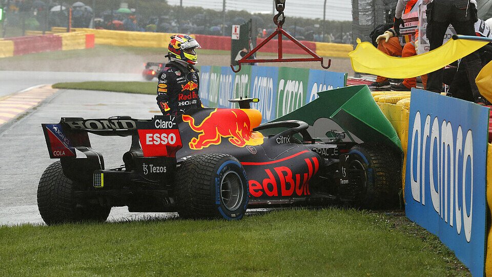 Perez versenkte seinen Red Bull in der Streckenbegrenzung, Foto: LAT Images