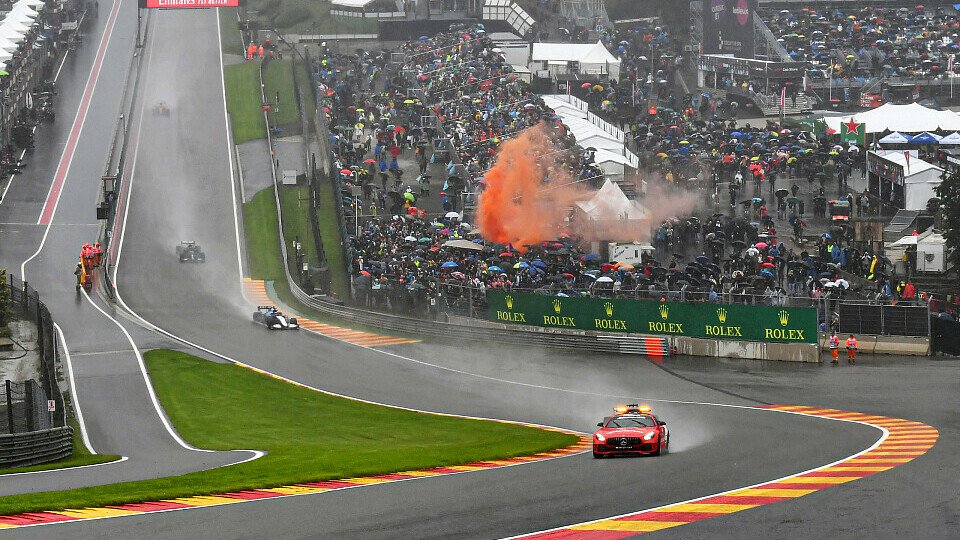 In Spa 2021 versuchte die Formel 1 das Rennen durchzuziehen, Foto: LAT Images