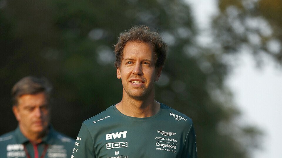 Sebastian Vettel wird auch 2022 für Aston Martin an den Start gehen, Foto: LAT Images