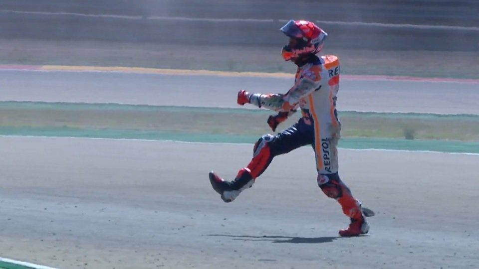 Marc Marquez war nach dem Sturz sichtlich verärgert, Foto: Screenshot/MotoGP