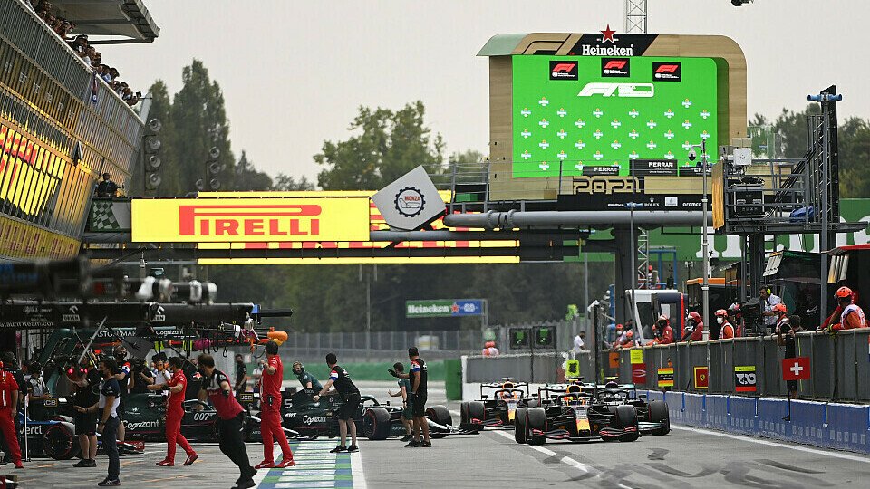 Die Boxengasse wurde im Monza-Qualifying fast zum Unfallort, Foto: LAT Images