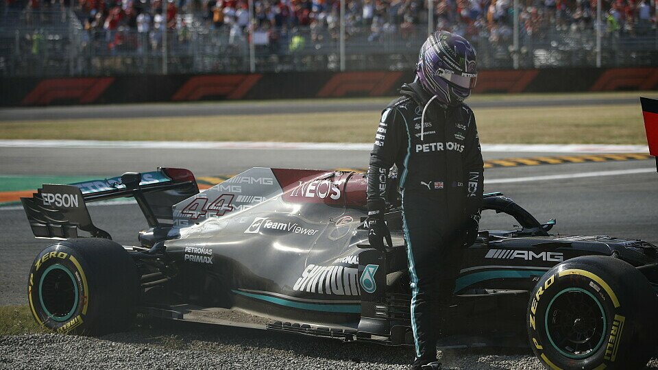 Lewis Hamilton klagte nach dem Unfall in Monza über Schmerzen, Foto: LAT Images