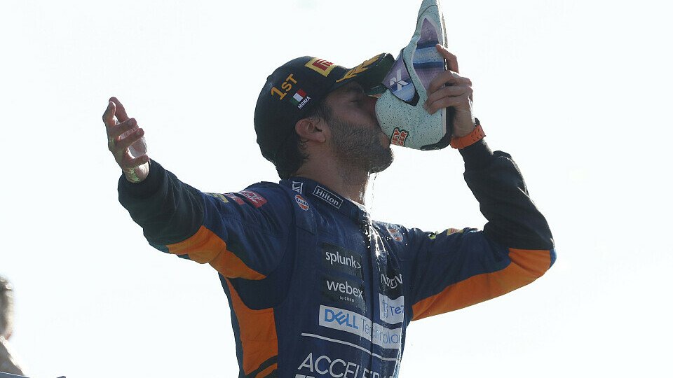 Gewinnt Daniel Ricciardo ein Rennen, gehört der 'Shoey' einfach dazu, Foto: LAT Images