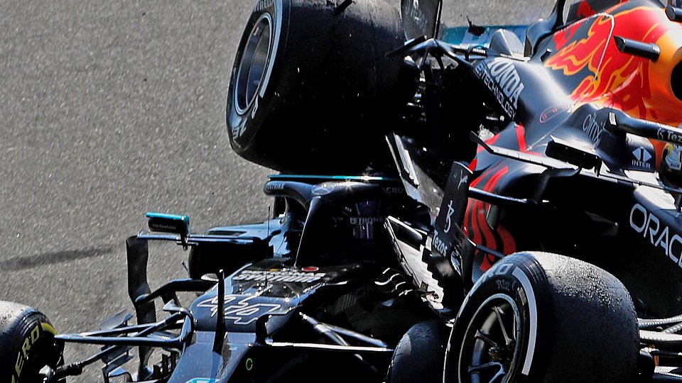 Max Verstappens rechtes Hinterrad traf Lewis Hamilton nicht nur am Halo, sondern auch am Helm