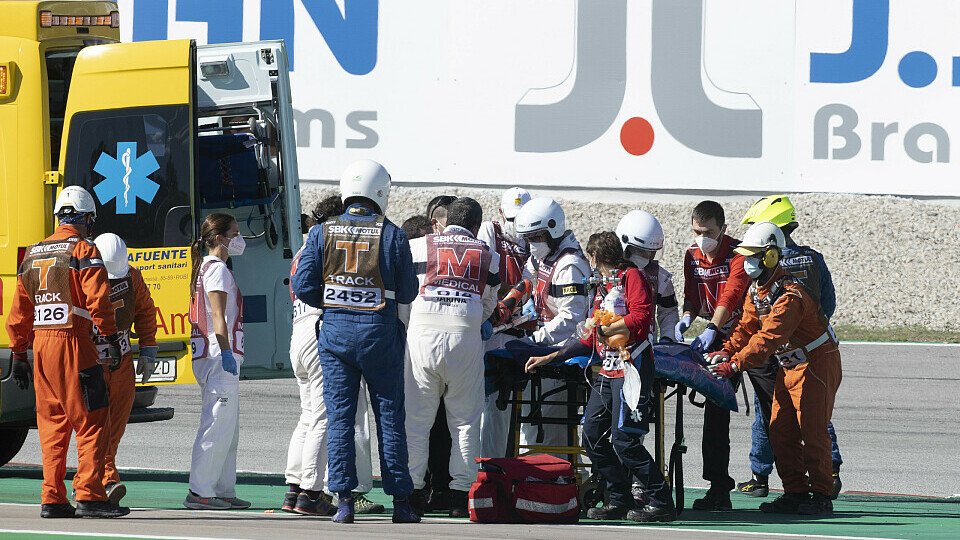 Mit einem Krankenwagen musste Tom Sykes nach seinem Unfall in Barcelona abtransportiert werden., Foto: LAT Images