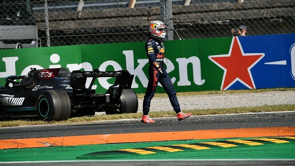 Max Verstappen verlässt den Unfallort, Lewis Hamilton versucht noch weiterzufahren, Foto: LAT Images