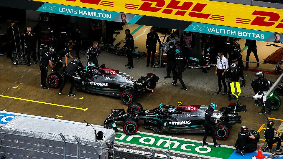 Valtteri Bottas musste nach Lewis Hamiltons Fehler etwas auf seinen Reifenwechsel warten, Foto: LAT Images