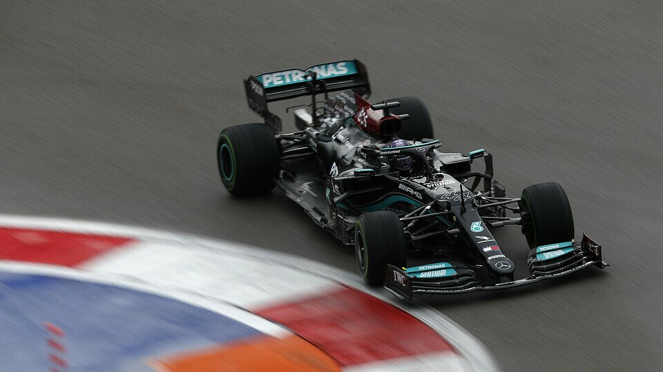 Formel-1-Weltmeister Lewis Hamilton gewann im Regen von Sotschi seinen 100. Grand Prix, Foto: LAT Images