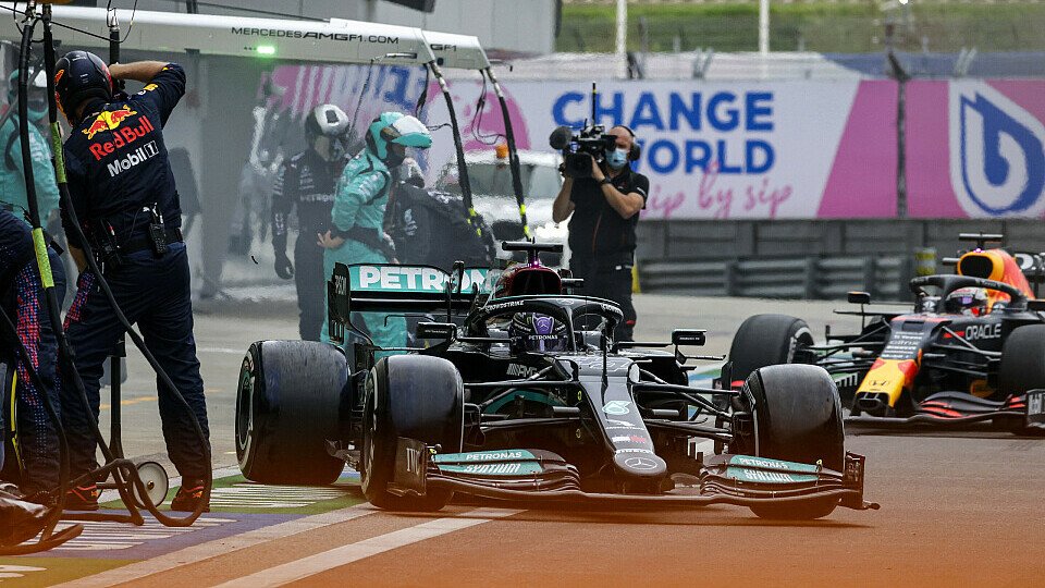Mercedes nimmt mit Lewis Hamilton in der Türkei eine Motorenstrafe, Foto: LAT Images