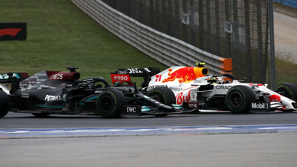 Hart im nehmen: Sergio Perez setzte sich im Zweikampf gegen Lewis Hamilton durch.