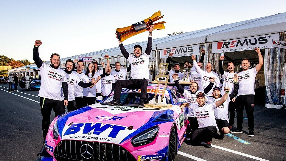 Maximilian Götz feiert den DTM-Titel mit seinem Mercedes-Team HRT
