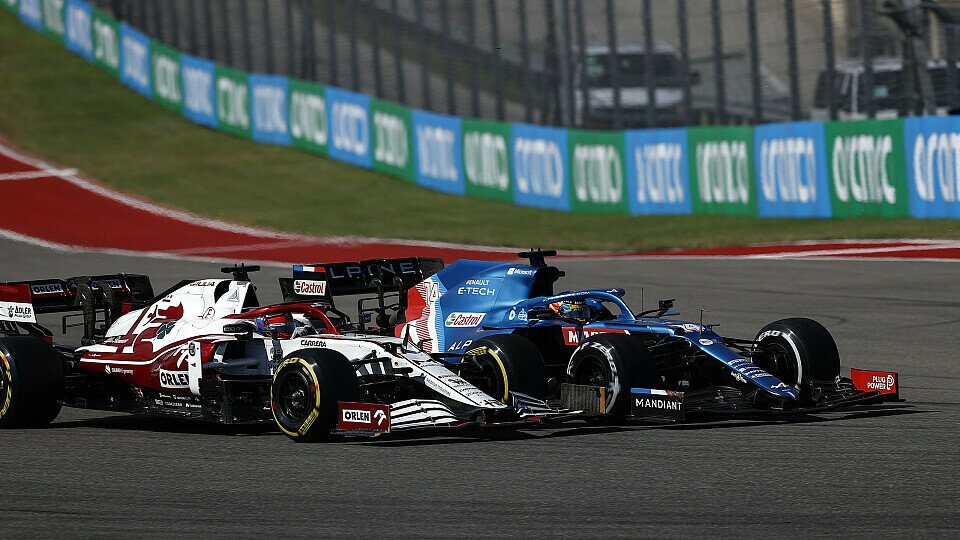 Kimi Räikkönens Attacke gegen Fernando Alonso endete mit Kontakt, Foto: LAT Images