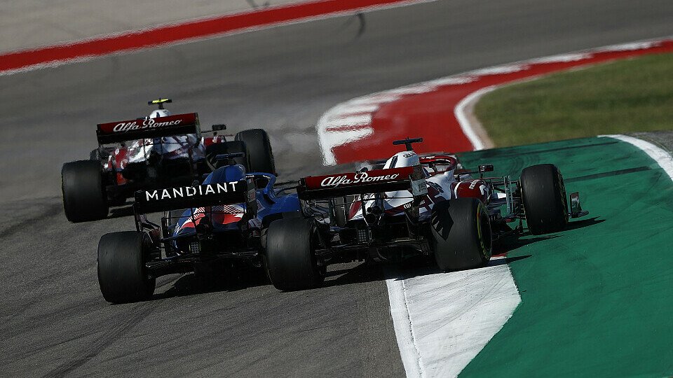 Kimi Räikkönen lieferte sich ein sehenswertes Duell mit Fernando Alonso, Foto: LAT Images