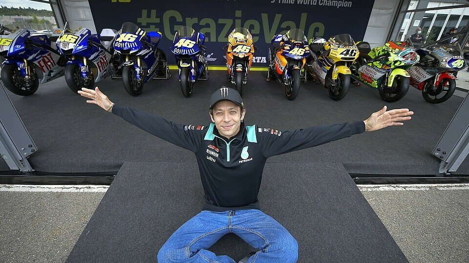 Valentino Rossi mit seinen neun Weltmeister-Motorrädern, Foto: MotoGP/Twitter
