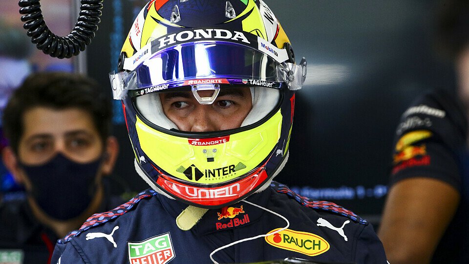 Sergio Perez steckte im Formel-1-Sprint in Brasilien hinter Carlos Sainz fest, Foto: LAT Images
