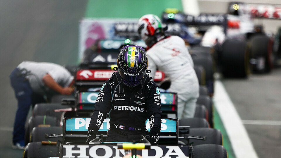 Lewis Hamilton steigt nach dem Sprint aus seinem Mercedes - und greift nicht an den Red-Bull-Flügel, Foto: LAT Images