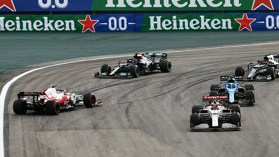 Kimi Räikkönen drehte sich nach Kontakt mit Antonio Giovinazzi, Foto: LAT Images