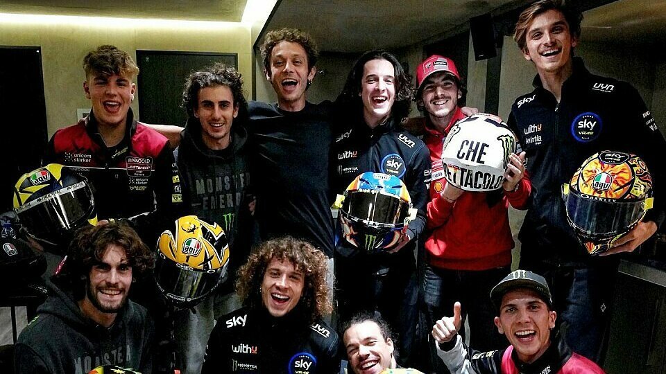 Die Academy-Fahrer überraschten Rossi mit alten Helm-Designs