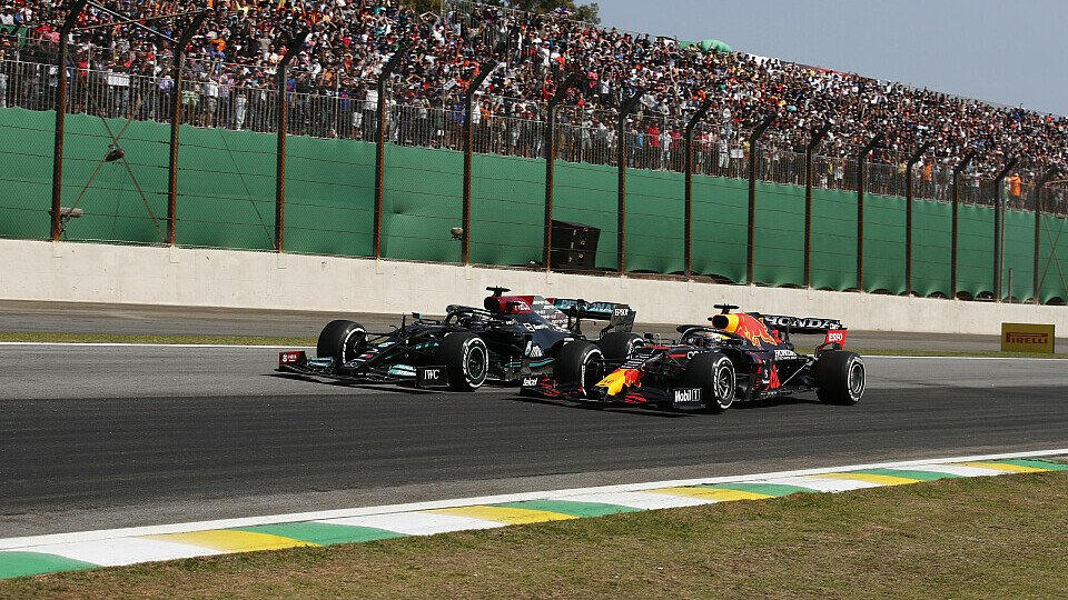 Der Zweikampf zwischen Max Verstappen und Lewis Hamilton in Brasilien erhitzt die Gemüter ihrer Teamchefs, Foto: LAT Images