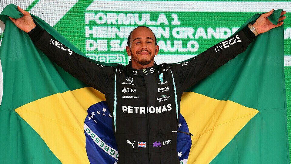 Lewis Hamilton nach seinem Formel-1-Sieg in Brasilien 2021, Foto: Daimler AG