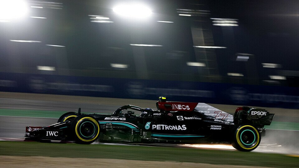 Mercedes-Pilot Valtteri Bottas beendete den Freitag der Formel 1 in Katar an der Spitze, Foto: LAT Images
