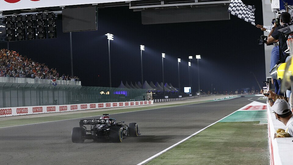 Ein dominanter Sieg von Lewis Hamilton in Katar hält die WM offen.