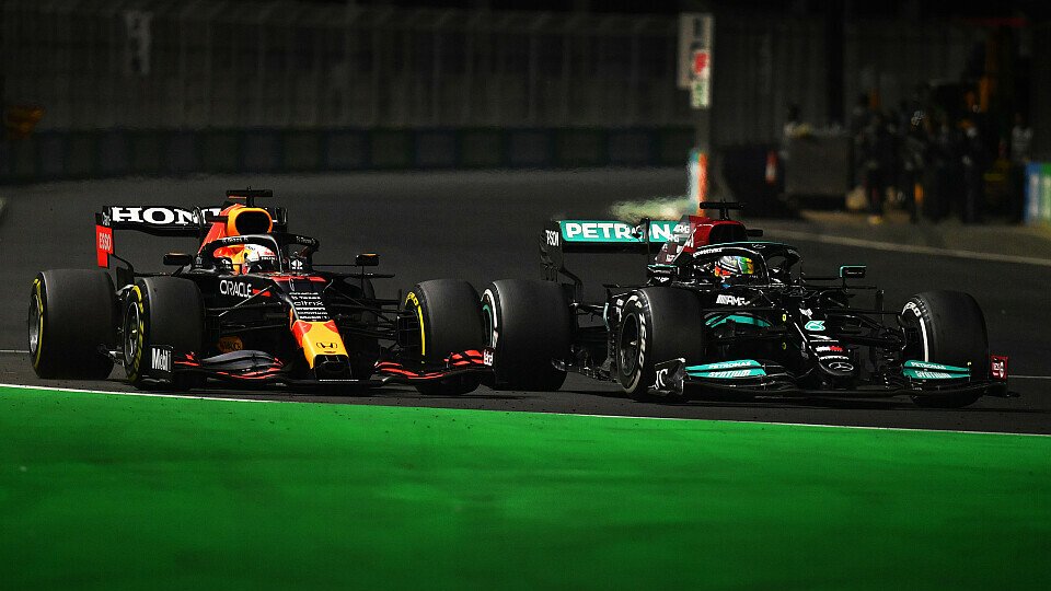 Max Verstappen und Lewis Hamilton duellierten sich in Saudi Arabien heftig wie nie, Foto: LAT Images
