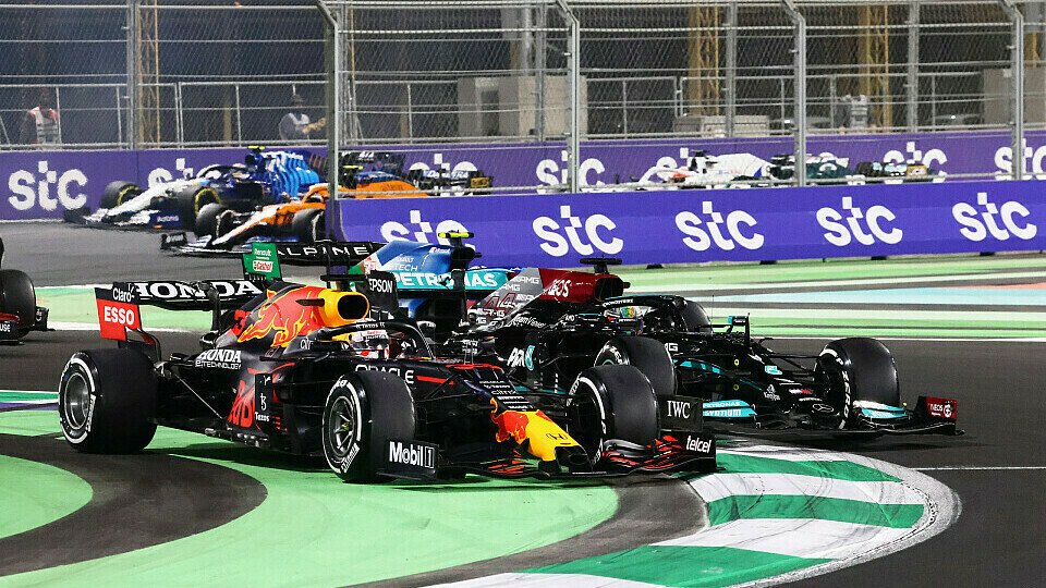 Max Verstappen und Lewis Hamilton fuhren beim Formel-1-Rennen in Saudi-Arabien mit harten Bandagen, Foto: LAT Images