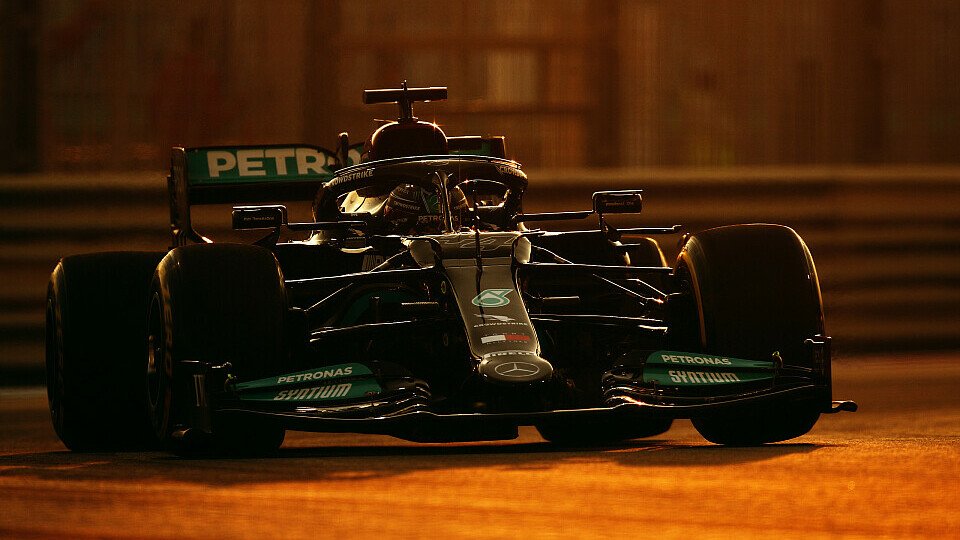 Lewis Hamilton eroberte im 2. Freien Training in Abu Dhabi die Bestzeit von Max Verstappen zurück, Foto: LAT Images
