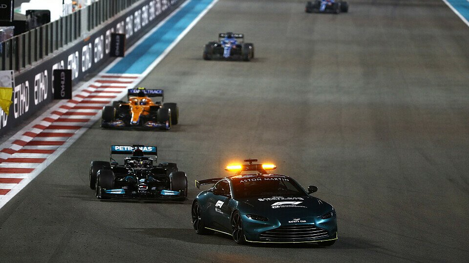Die FIA untersucht die finale Safety-Car-Phase beim Abu-Dhabi-GP, Foto: LAT Images