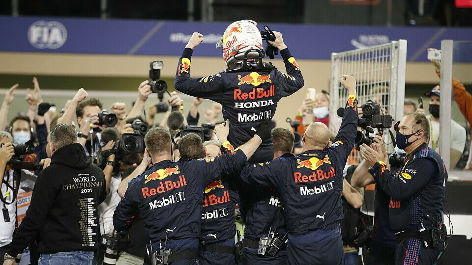 Max Verstappen ließ sich nach dem Rennen gebührend feiern, Foto: LAT Images