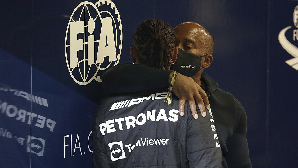 Lewis Hamilton verlor den WM-Kampf 2021, Vater Anthony tröstet., Foto: LAT Images