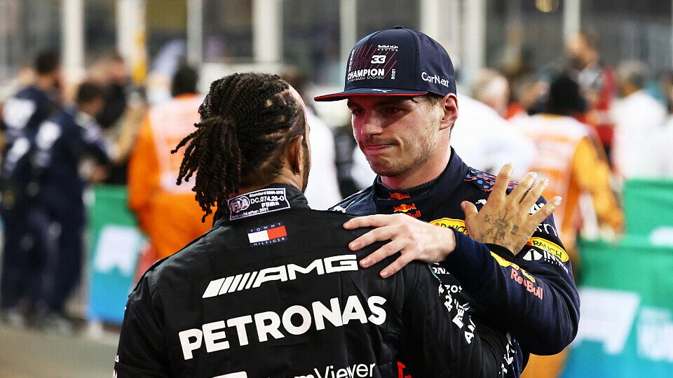 Max Verstappen und Lewis Hamilton zeigten sich unmittelbar nach dem Skandal-Finale als perfekte Sportsmänner, Foto: LAT Images