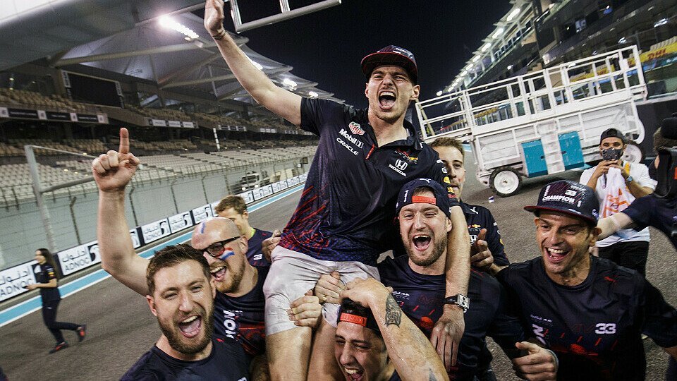 Max Verstappen feiert den Gewinn seiner ersten Formel-1-Weltmeisterschaft